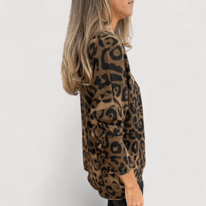 Deirbhile – Top with Chic Leopard Print