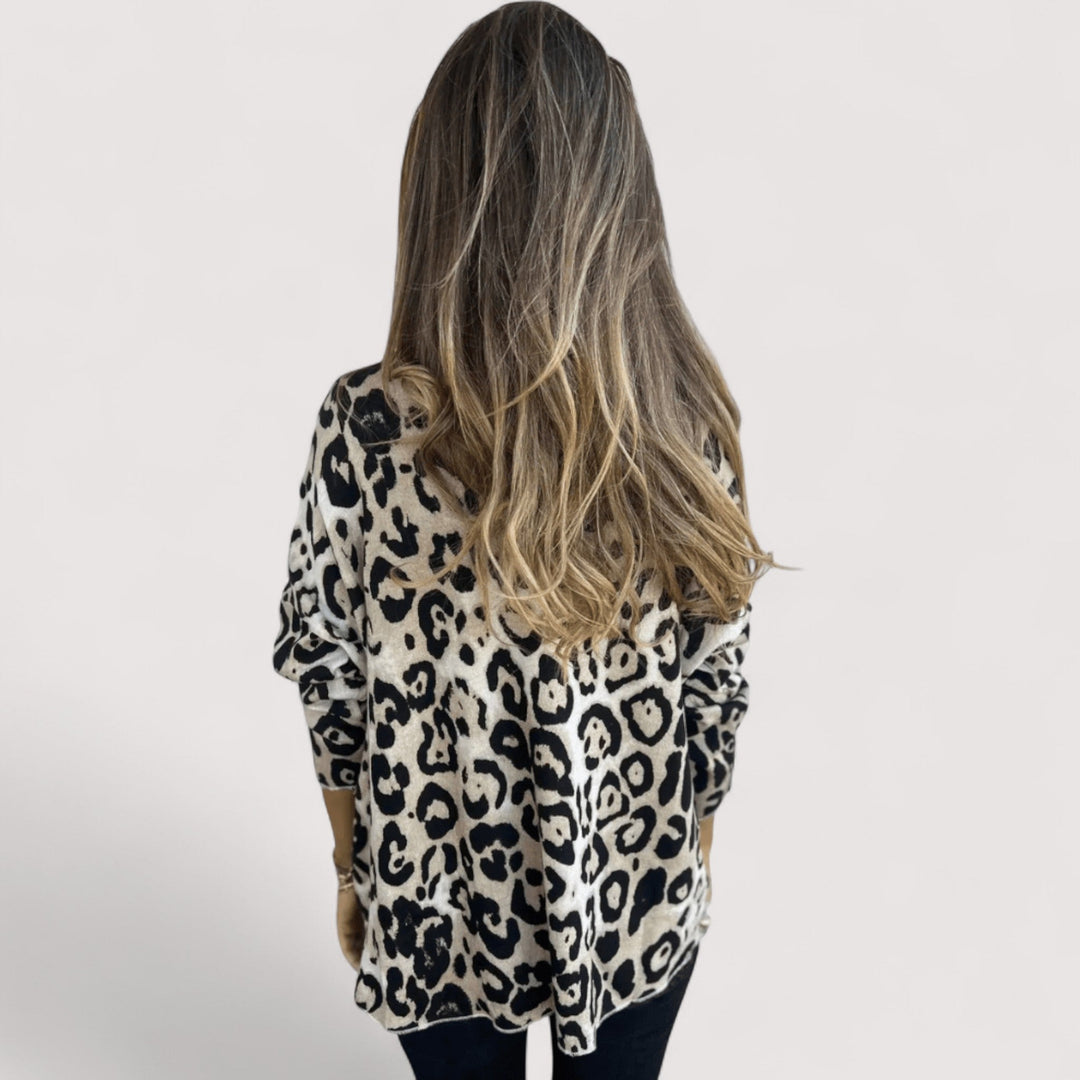 Deirbhile – Top with Chic Leopard Print